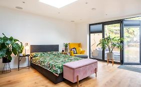 Modern Studio With Parking In Shared Garden